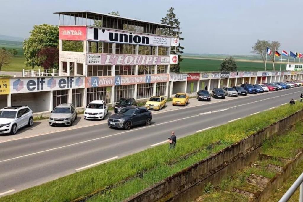 Champagne Sunset Apartment Gueux Екстериор снимка